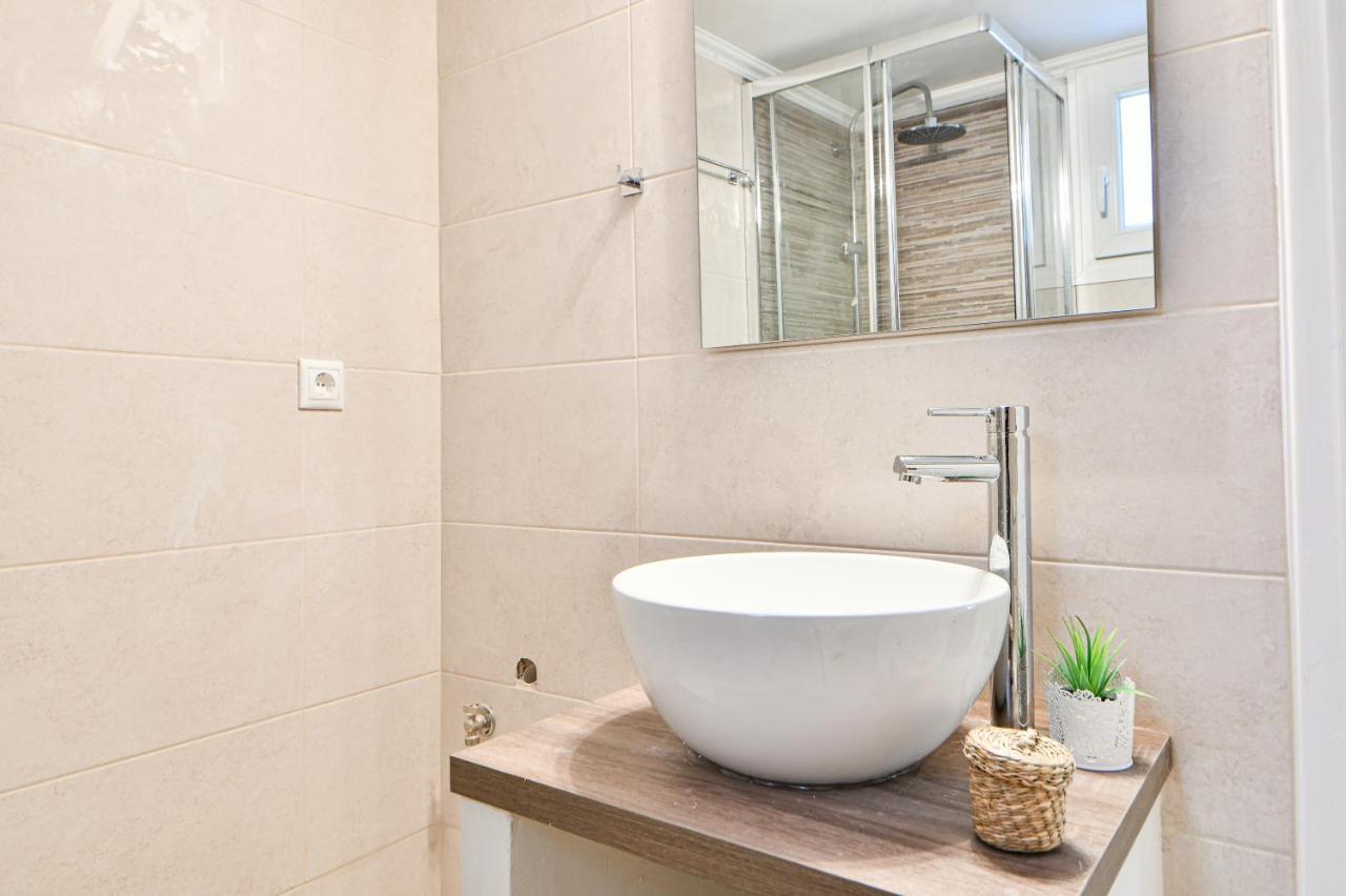 Fresh & Renovated Apartment Next To Metro Station Athen Exterior foto